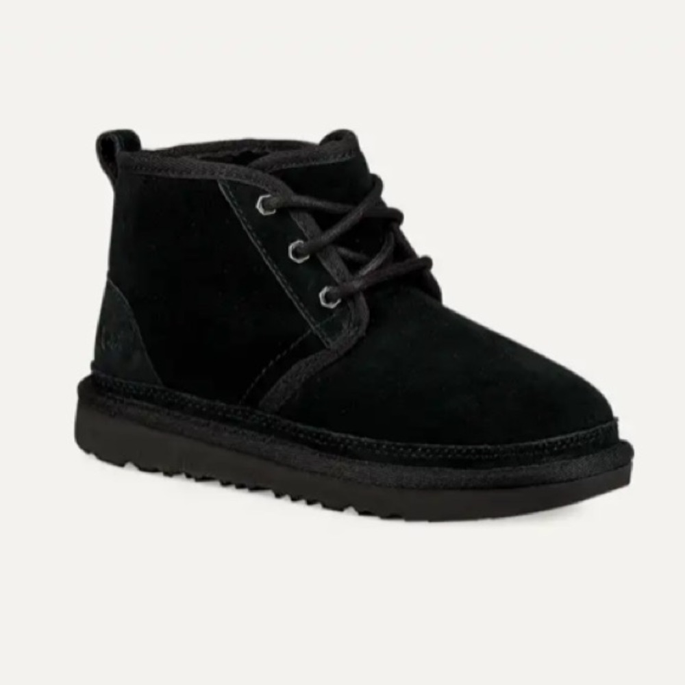 New big kids size 3 UGG Neumel II Boot
in black (ladies size 5/6)